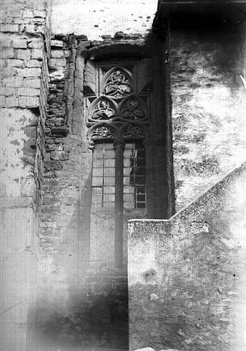 Extérieur : façade latérale, sculpture d'une fenêtre