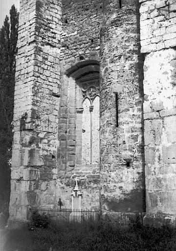 Extérieur : façade latérale, contreforts, fenêtre