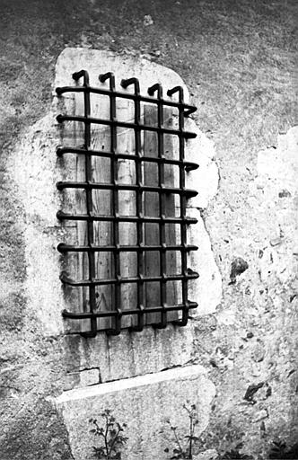 Extérieur : fenêtre, grille