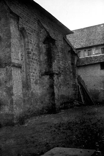 Extérieur : façade latérale, contreforts, abords