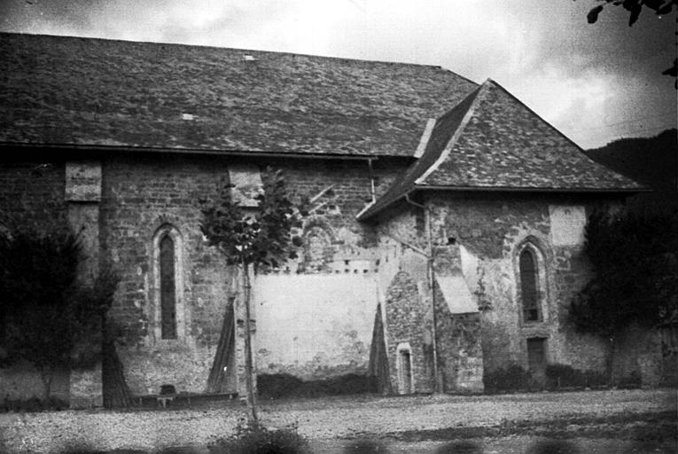 Extérieur : façade latérale, contreforts, abords