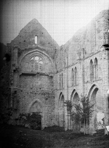 Intérieur : vue de l'édifice en ruine, pan de mur