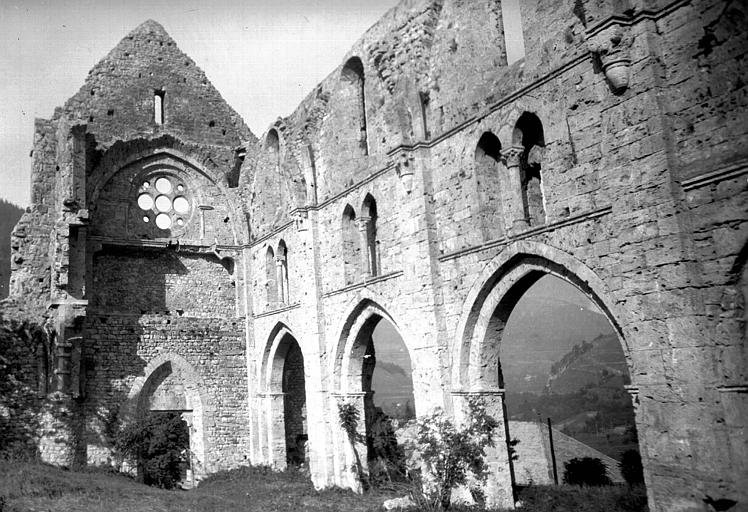 Intérieur : vue de l'édifice en ruine