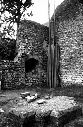 Extérieur : socle d'un pilier de la ruine