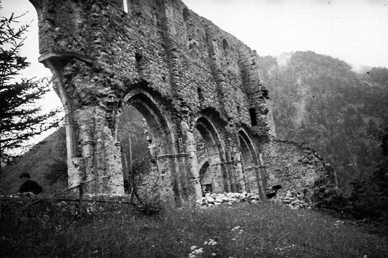 Extérieur : vue latérale de l'édifice en ruine