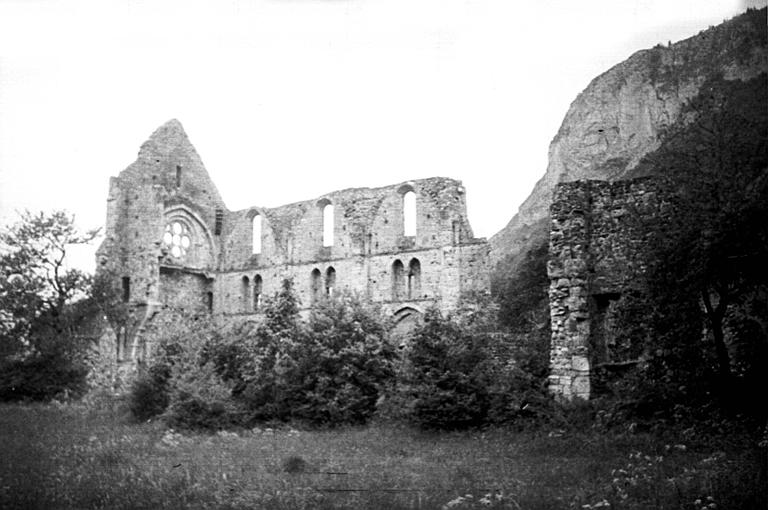 Extérieur : vue éloignée de l'édifice en ruine