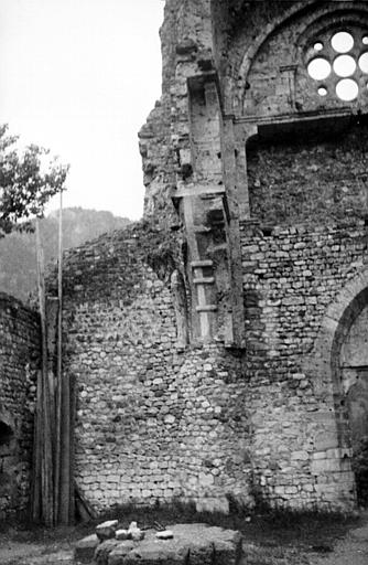 Extérieur : vue de l'édifice en ruine