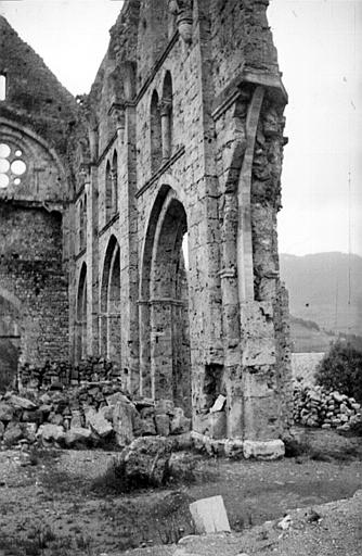 Extérieur : vue de l'édifice en ruine