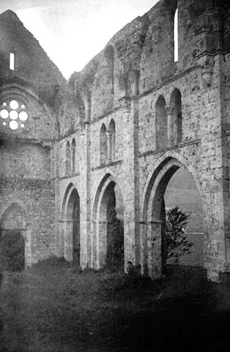 Intérieur : vue de l'édifice en ruine