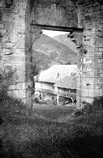 Intérieur : vue à travers une baie