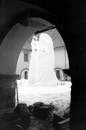 Intérieur : cour intérieure, façades