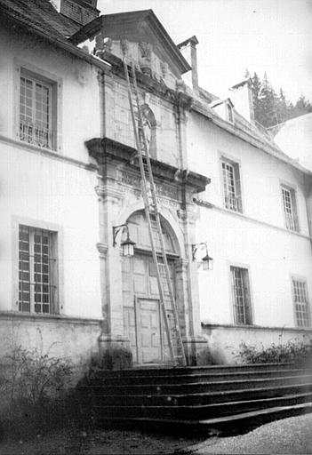 Extérieur : façade, portail d'entrée, emmarchement