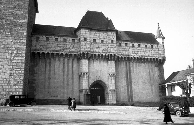 Extérieur : vue de l'édifice, portail d'entrée, parvis