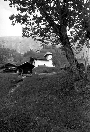 Extérieur : vue éloignée de l'édifice, abords