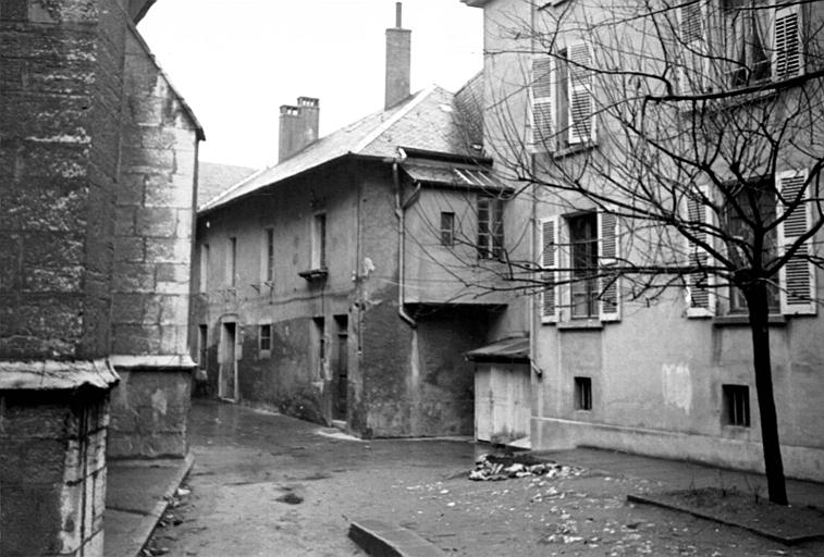 Extérieur : façade latérale, contreforts, rue