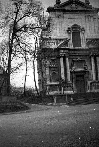 Extérieur : vue de l'édifice, abords