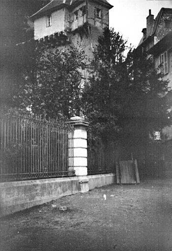 Extérieur : façade, grille de jardin