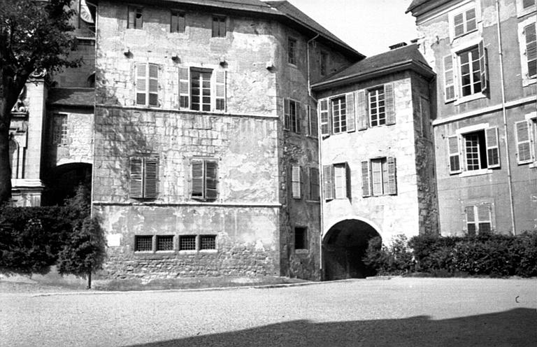 Cour intérieure : façades, porche