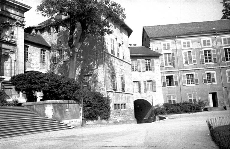 Cour intérieure : façades, emmarchement