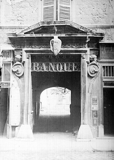 Extérieur : façade, portail d'entrée, détails