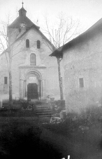 Extérieur : façade ouest, portail d'entrée, emmarchement, grille