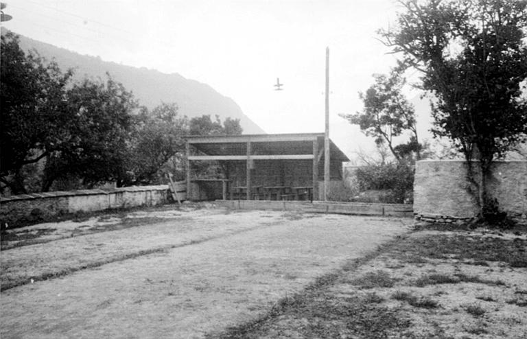 Extérieur : vue éloignée de l'édifice, abords