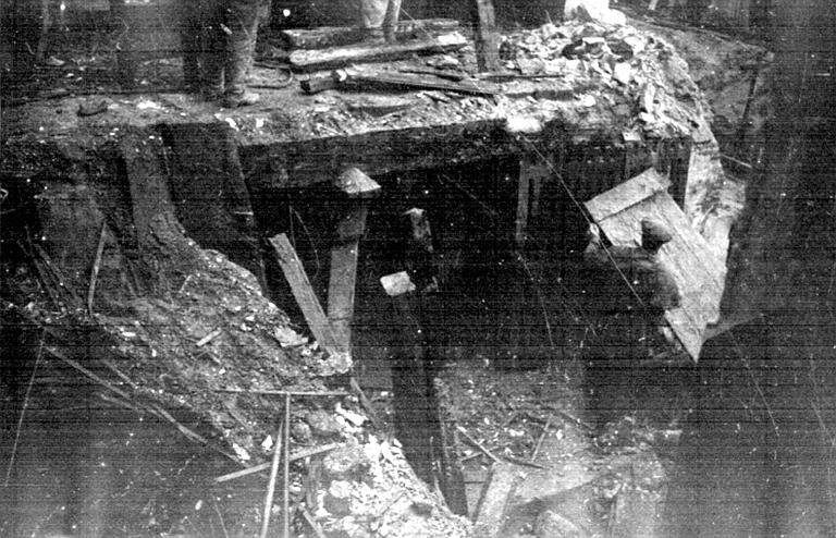 Intérieur : édifice en ruine