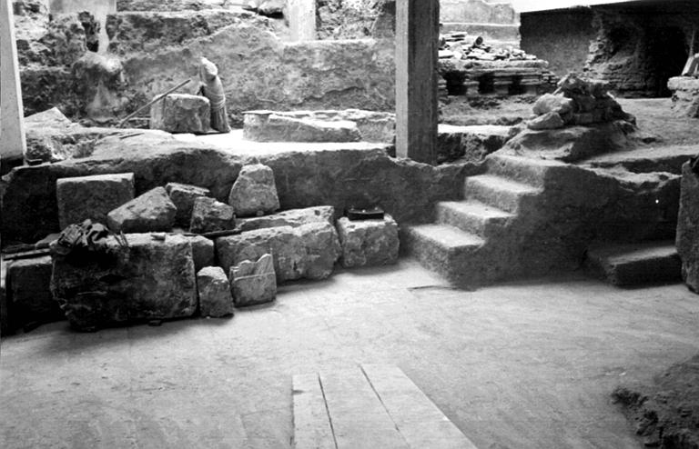 Intérieur : escalier, colonnes, détails