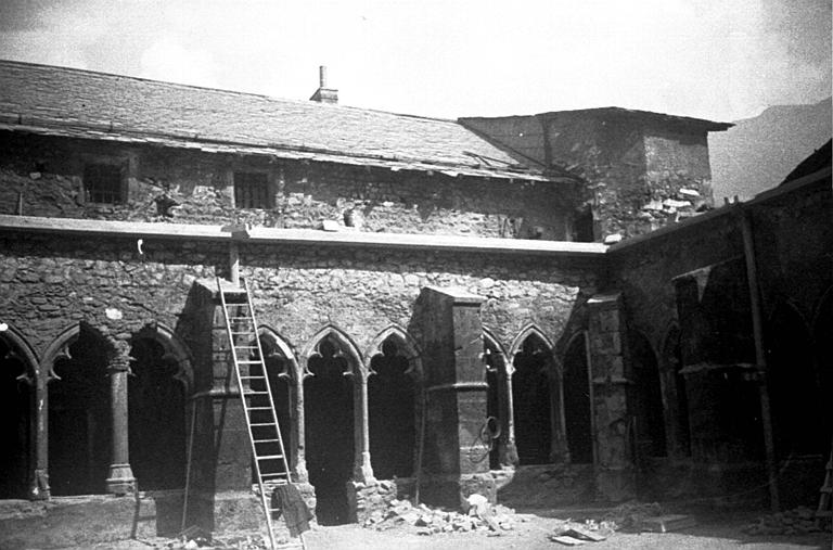 Intérieur : façade, arcature, cour intérieure