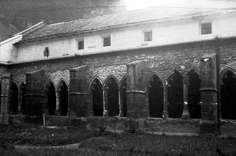 Intérieur : façade, arcature, cour intérieure