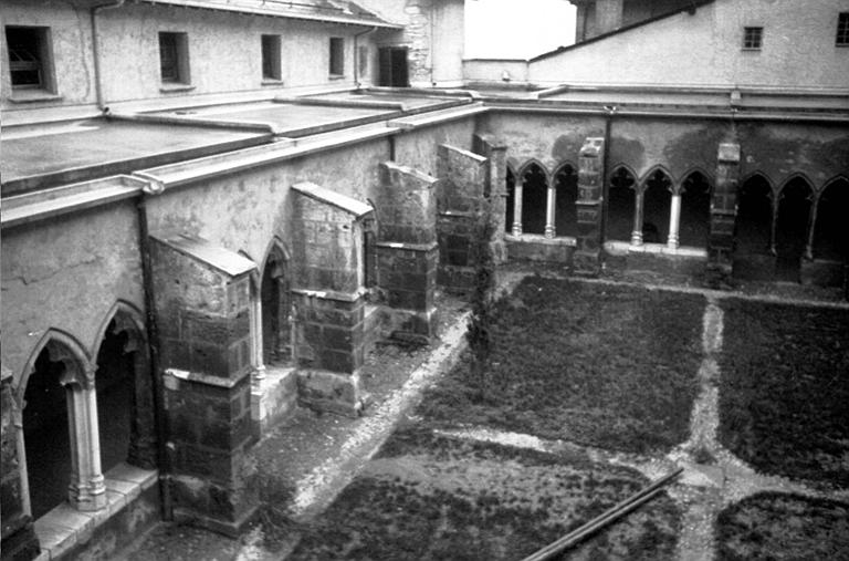 Intérieur : façades, arcature, cour intérieure