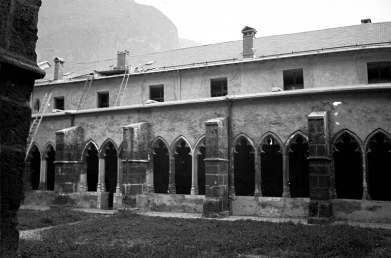 Intérieur : façade, arcature, cour intérieure