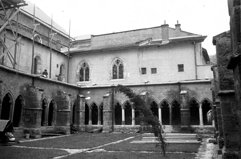 Extérieur : façades, arcature, cour intérieure