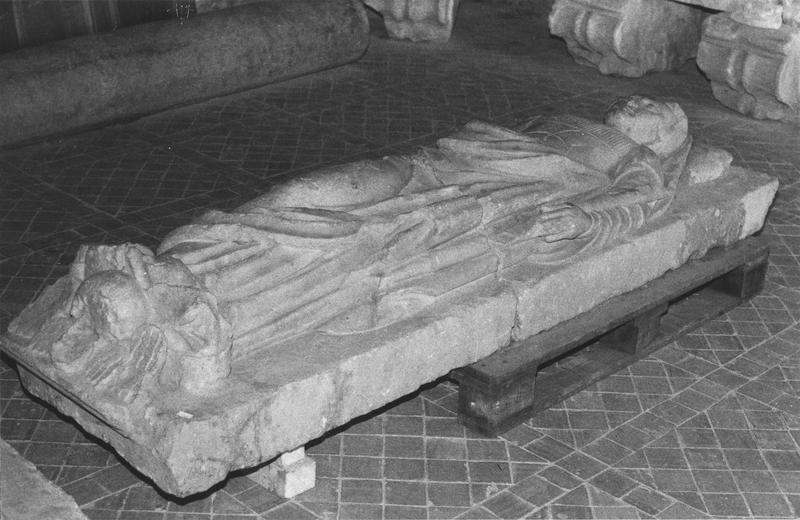 tombeau (gisant) d'Anne de Genouillac, grande prieur de l'hôpital de Beaulieu en Quercy, avec son soubassement et l'arc limitant l'enfeu