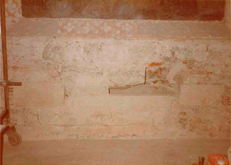 sarcophage de la chapelle Notre-Dame, mur Est, découvert le 17 décembre 1980