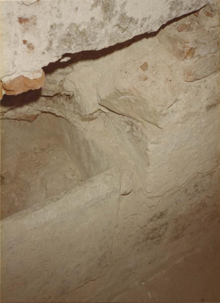 sarcophage de la chapelle Notre-Dame, mur Est, découvert le 17 décembre 1980, détail