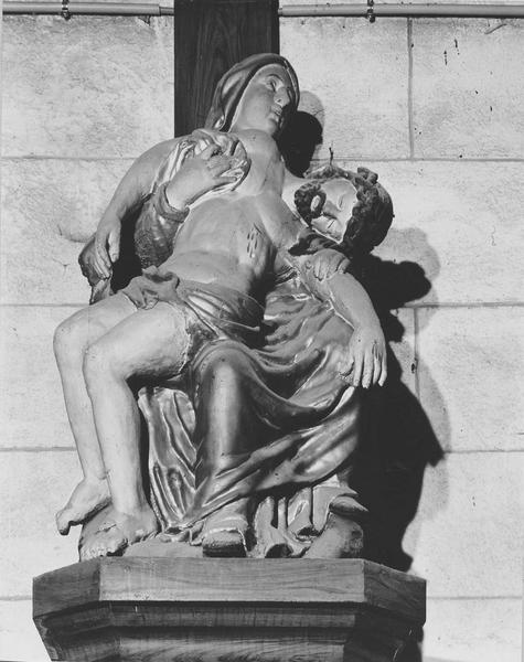 groupe sculpté : Vierge de Pitié - © Ministère de la Culture (France), Médiathèque du patrimoine et de la photographie (objets mobiliers), tous droits réservés