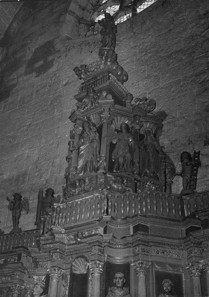 retable de l'ancien maître-autel : Saint Thomas, saint Dominique, saint Benoît, saint Bonaventure, quatre anges portant les instruments de la passion entourant la Vierge, Jésus-Christ