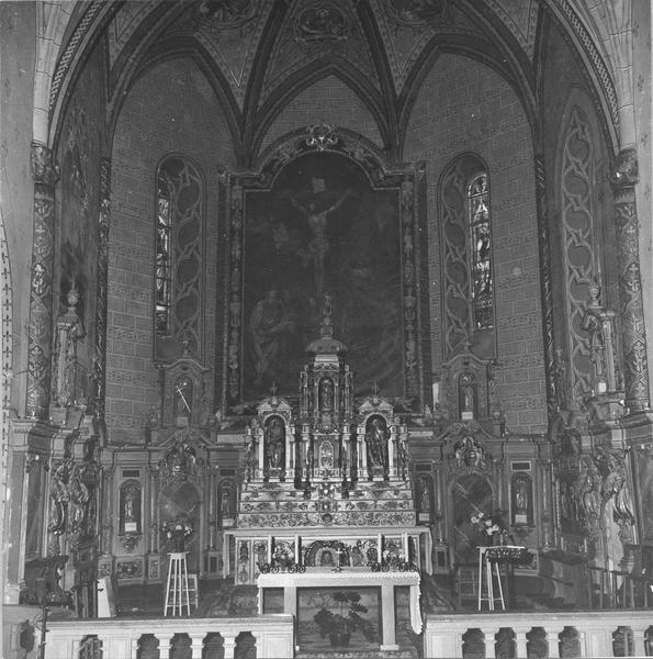décor du choeur comprenant le maître-autel et son retable (tableau : Christ en croix) - © Ministère de la Culture (France), Médiathèque du patrimoine et de la photographie (objets mobiliers), tous droits réservés