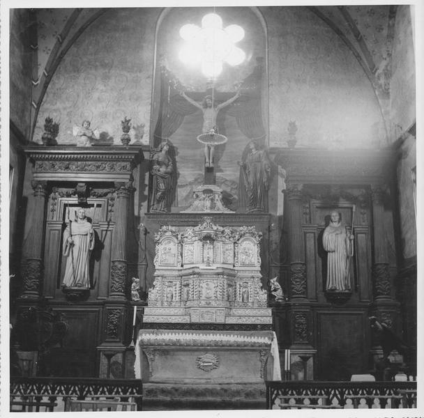autel, retable, tabernacle, Christ en croix entre saint Jean et la Vierge et deux statues de saint Bernard et saint François
