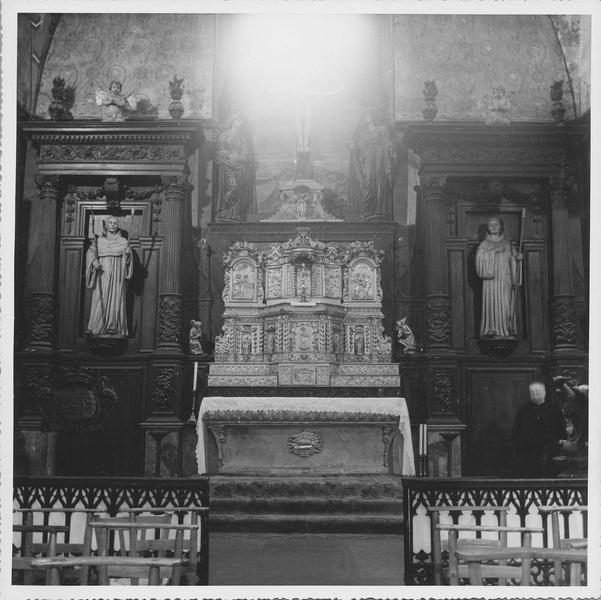 autel, retable, tabernacle, Christ en croix entre saint Jean et la Vierge et deux statues de saint Bernard et saint François