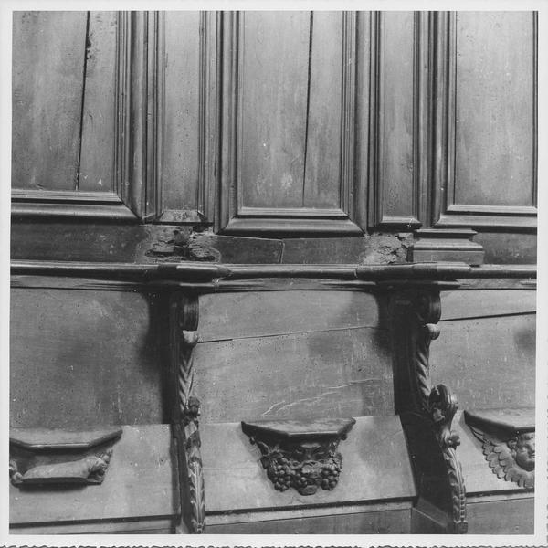 lambris de revêtement et stalles