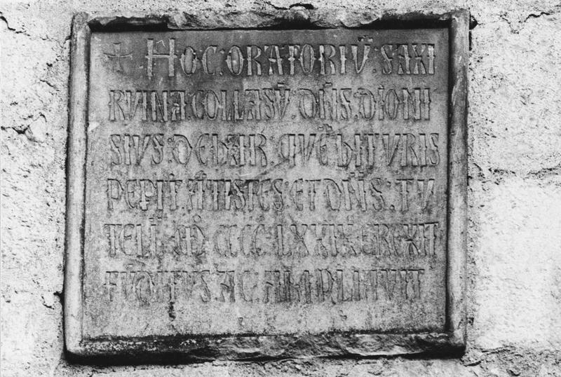 plaque commémorative : inscription commémorative de la reconstruction de l'oratoire de la Vierge - © Ministère de la Culture (France), Médiathèque du patrimoine et de la photographie (objets mobiliers), tous droits réservés
