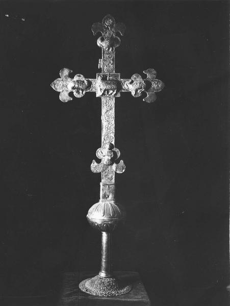 croix de procession : Vierge et saint Jean (la), Christ en croix, pélican (un), Adam sortant du tombeau - © Ministère de la Culture (France), Médiathèque du patrimoine et de la photographie (objets mobiliers), tous droits réservés