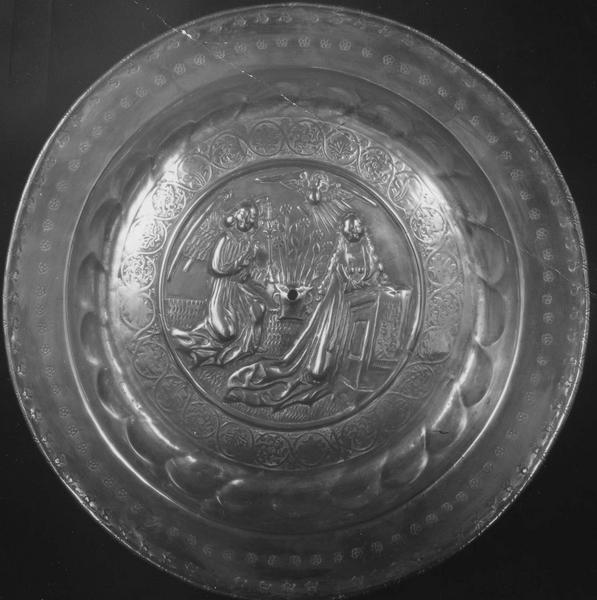 plat de quête (plat d'offrande) : L'Annonciation - © Ministère de la Culture (France), Médiathèque du patrimoine et de la photographie (objets mobiliers), tous droits réservés