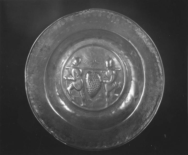 plat de quête (plat d'offrande) dit plat aux âmes : Grappe de Canaan (la) - © Ministère de la Culture (France), Médiathèque du patrimoine et de la photographie (objets mobiliers), tous droits réservés