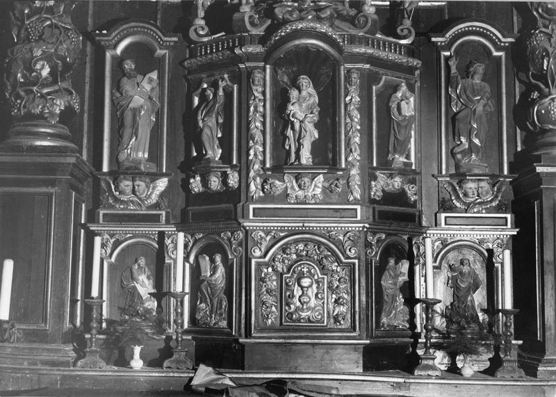 tabernacle, retable, groupe sculpté, verrières (2) : Vierge de Pitié - © Ministère de la Culture (France), Médiathèque  du patrimoine et de la photographie (objets mobiliers), tous droits réservés