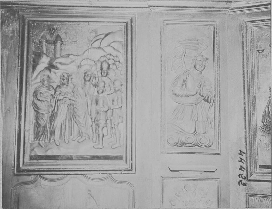 lambris de revêtement, bas-reliefs, vue partielle