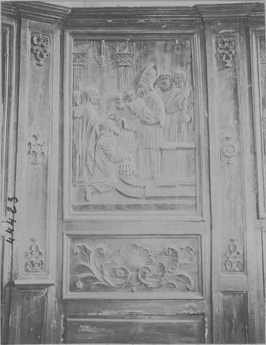 lambris de revêtement, bas-reliefs, vue partielle