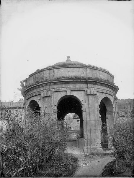 Cloître Saint-Jean, fontaine Saint-Jean-Baptiste